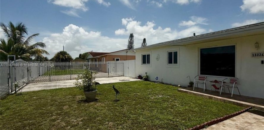 House in Miami Gardens, Florida 4 bedrooms, 141.4 sq.m. № 1847761