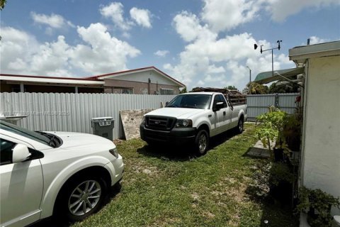 House in Miami Gardens, Florida 4 bedrooms, 141.4 sq.m. № 1847761 - photo 12