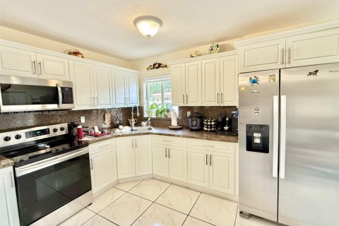 House in Miami Gardens, Florida 4 bedrooms, 141.4 sq.m. № 1847761 - photo 3