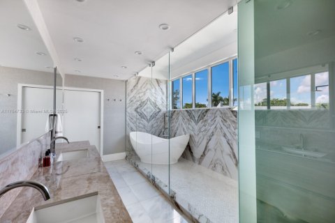 House in Coral Gables, Florida 6 bedrooms, 492.85 sq.m. № 1967000 - photo 28