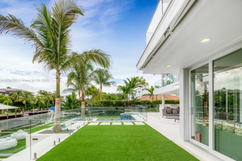 House in Coral Gables, Florida 6 bedrooms, 492.85 sq.m. № 1967000 - photo 9