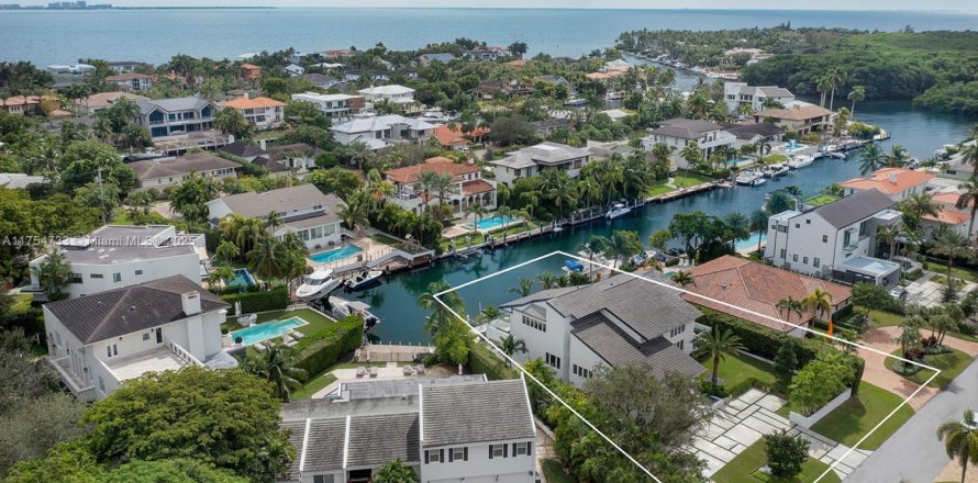 House in Coral Gables, Florida 6 bedrooms, 492.85 sq.m. № 1967000