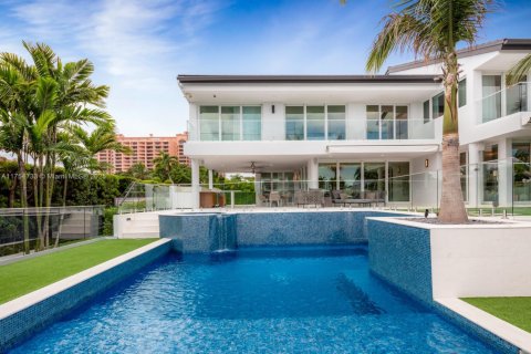House in Coral Gables, Florida 6 bedrooms, 492.85 sq.m. № 1967000 - photo 11