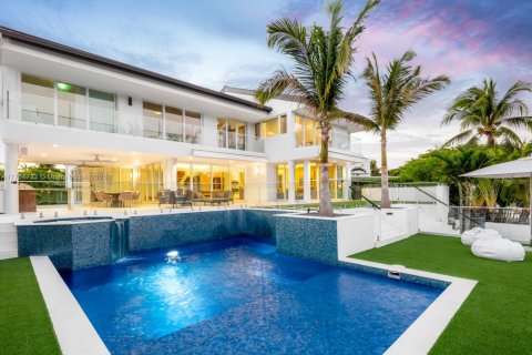 House in Coral Gables, Florida 6 bedrooms, 492.85 sq.m. № 1967000 - photo 10