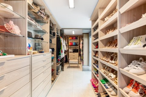 House in Coral Gables, Florida 6 bedrooms, 492.85 sq.m. № 1967000 - photo 29