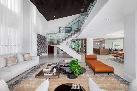 House in Coral Gables, Florida 6 bedrooms, 492.85 sq.m. № 1967000 - photo 16