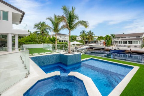 House in Coral Gables, Florida 6 bedrooms, 492.85 sq.m. № 1967000 - photo 7