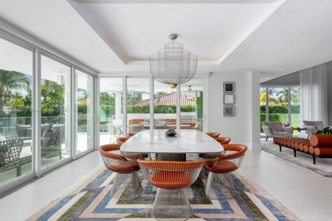 House in Coral Gables, Florida 6 bedrooms, 492.85 sq.m. № 1967000 - photo 17