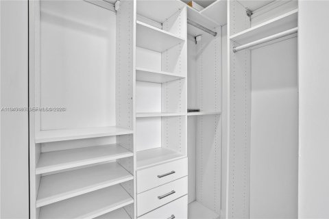 Condo in Miami, Florida, 3 bedrooms  № 2005189 - photo 30