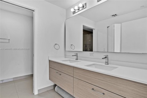 Condo in Miami, Florida, 3 bedrooms  № 2005189 - photo 20