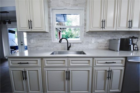 House in Clearwater, Florida 3 bedrooms, 125.42 sq.m. № 1740413 - photo 15