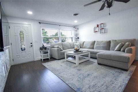 House in Clearwater, Florida 3 bedrooms, 125.42 sq.m. № 1740413 - photo 10