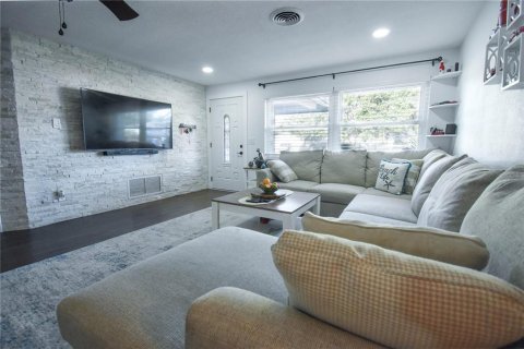 House in Clearwater, Florida 3 bedrooms, 125.42 sq.m. № 1740413 - photo 13