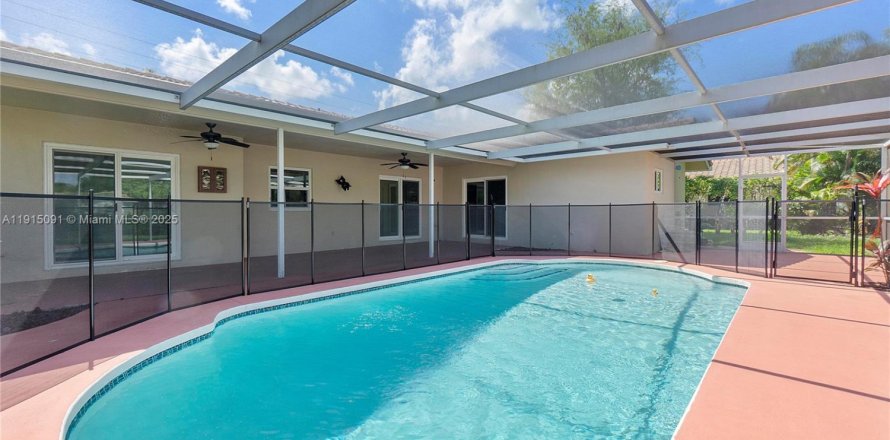 House in Coral Springs, Florida 3 bedrooms № 1971451