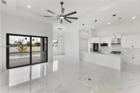 Casa en venta en Cape Coral, Florida, 4 dormitorios № 2077669 - foto 4