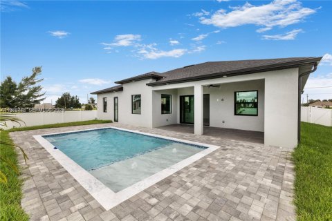 Casa en Cape Coral, Florida 4 dormitorios № 2077669