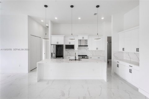 Casa en venta en Cape Coral, Florida, 4 dormitorios № 2077669 - foto 5