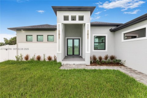 Casa en venta en Cape Coral, Florida, 4 dormitorios № 2077669 - foto 3
