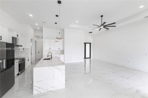 Casa en venta en Cape Coral, Florida, 4 dormitorios № 2077669 - foto 6