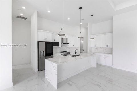 Casa en venta en Cape Coral, Florida, 4 dormitorios № 2077669 - foto 8