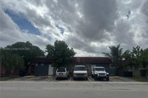Propiedad comercial en venta en North Lauderdale, Florida, 268.12 m2 № 1969740 - foto 1