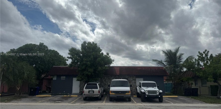 Propiedad comercial en North Lauderdale, Florida 268.12 m2 № 1969740