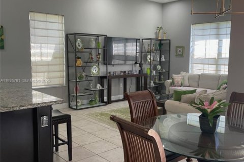 Снять в аренду виллу или дом в Купер-Сити, Флорида 4 спальни, 252.69м2, № 1986649 - фото 6