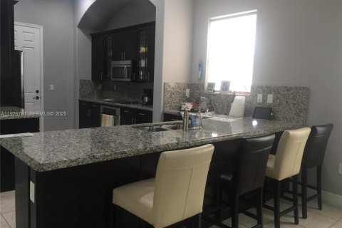 Снять в аренду виллу или дом в Купер-Сити, Флорида 4 спальни, 252.69м2, № 1986649 - фото 7