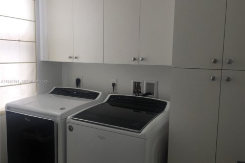 Снять в аренду виллу или дом в Купер-Сити, Флорида 4 спальни, 252.69м2, № 1986649 - фото 16