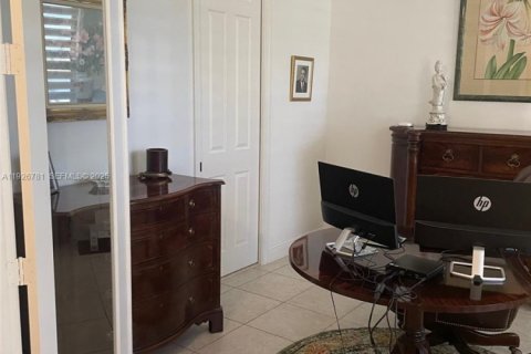 Снять в аренду виллу или дом в Купер-Сити, Флорида 4 спальни, 252.69м2, № 1986649 - фото 3