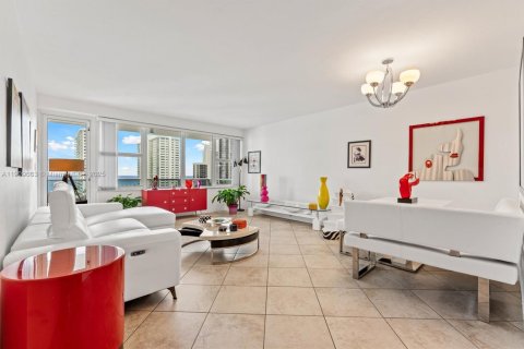 Condominio en venta en Fort Lauderdale, Florida, 1 dormitorio, 74.32 m2 № 1966775 - foto 3