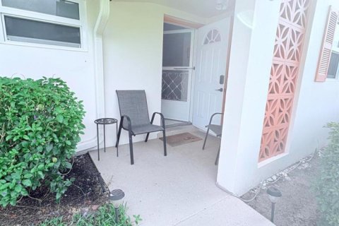 Condominio en West Palm Beach, Florida, 1 dormitorio № 2192943
