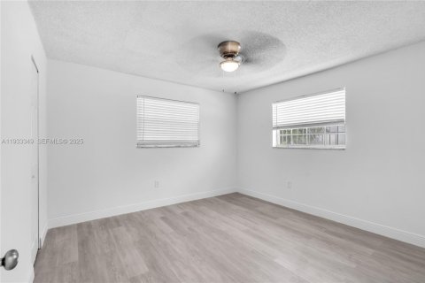 House in Miami, Florida 3 bedrooms, 99.13 sq.m. № 1994762 - photo 21