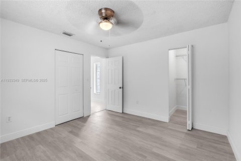 House in Miami, Florida 3 bedrooms, 99.13 sq.m. № 1994762 - photo 18