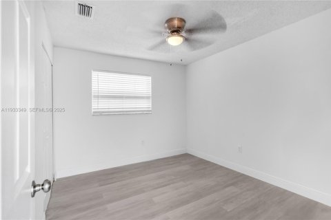 House in Miami, Florida 3 bedrooms, 99.13 sq.m. № 1994762 - photo 17