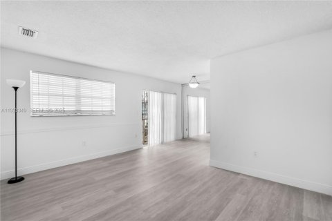 House in Miami, Florida 3 bedrooms, 99.13 sq.m. № 1994762 - photo 5