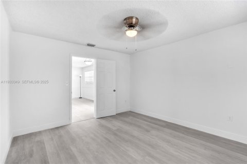 House in Miami, Florida 3 bedrooms, 99.13 sq.m. № 1994762 - photo 13