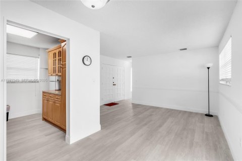 House in Miami, Florida 3 bedrooms, 99.13 sq.m. № 1994762 - photo 8