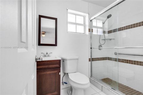 House in Miami, Florida 3 bedrooms, 99.13 sq.m. № 1994762 - photo 14