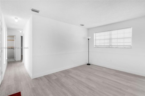 House in Miami, Florida 3 bedrooms, 99.13 sq.m. № 1994762 - photo 6