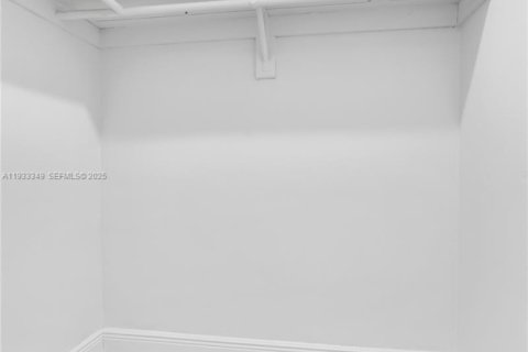 House in Miami, Florida 3 bedrooms, 99.13 sq.m. № 1994762 - photo 15