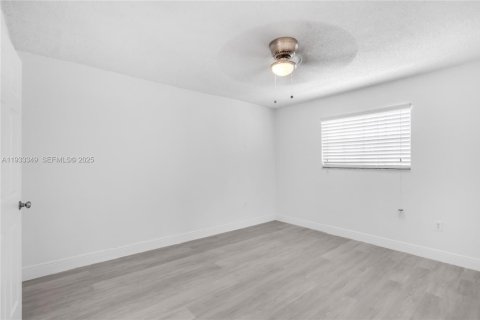 House in Miami, Florida 3 bedrooms, 99.13 sq.m. № 1994762 - photo 11