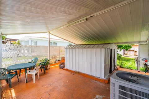 House in Miami, Florida 3 bedrooms, 99.13 sq.m. № 1994762 - photo 23