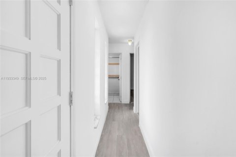 House in Miami, Florida 3 bedrooms, 99.13 sq.m. № 1994762 - photo 16