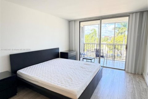 Condo in Hallandale Beach, Florida, 1 bedroom  № 1953869 - photo 11