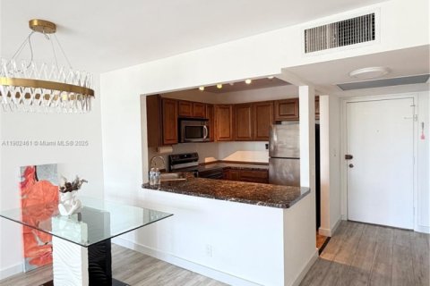 Condo in Hallandale Beach, Florida, 1 bedroom  № 1953869 - photo 10