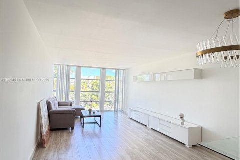 Condo in Hallandale Beach, Florida, 1 bedroom  № 1953869 - photo 3