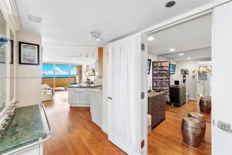 Condo in Miami Beach, Florida, 1 bedroom № 1979916 - photo 17