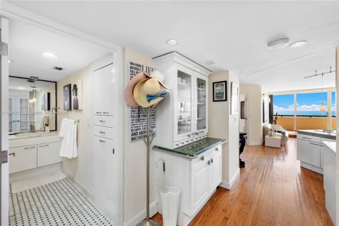 Condo in Miami Beach, Florida, 1 bedroom № 1979916 - photo 16