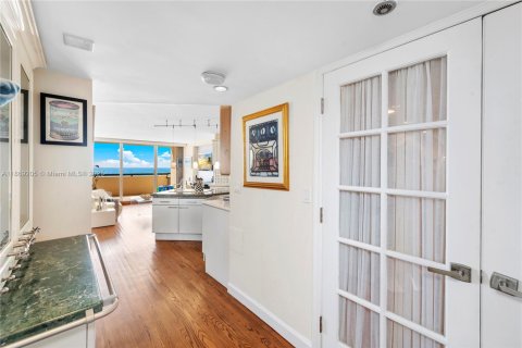 Condo in Miami Beach, Florida, 1 bedroom № 1979916 - photo 18